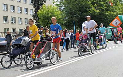 Z niemowlakiem i kilkulatkiem – biegi z wózkiem sposobem na rodzinną aktywność