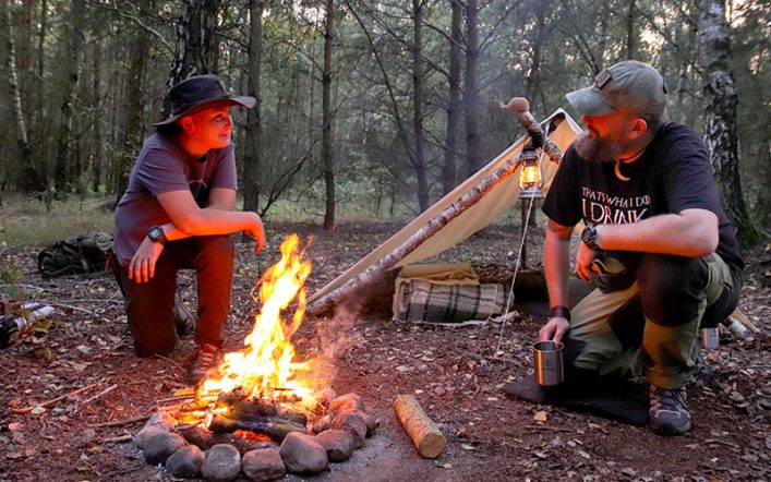 Pół godziny w lesie i dziecko zachowuje się jak jego rodzic trzydzieści lat temu: cieszy je zbieranie patyków i możliwość ubrudzenia się